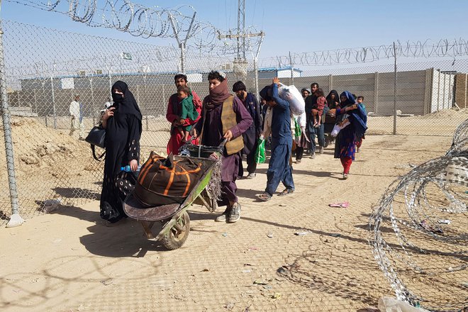 Afganistanski begunci na meji s Pakistanom. FOTO: Stringer/AFP