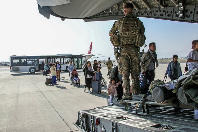 Britanski državljani in tisti z dvojnim državljanstvom, ki prebivajo v Afganistanu, med vkrcanjem na vojaško letalo za evakuacijo z letališča Kabul. FOTO: Reuters