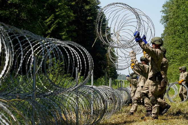 Zaradi hitrega spreminjanja položaja na terenu Litva potrebuje dodatno pomoč, pravi minister Aleš Hojs. FOTO: Janis Laizans/Reuters