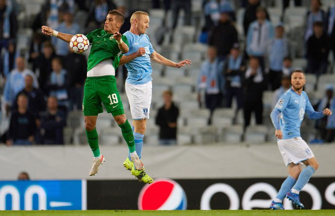 Nogometaši Ludogorca (na fotografiji levo Pieros Sotiriou) so morali priznati premoč igralcem Malmöja. FOTO: Andreas Hillergren/AFP