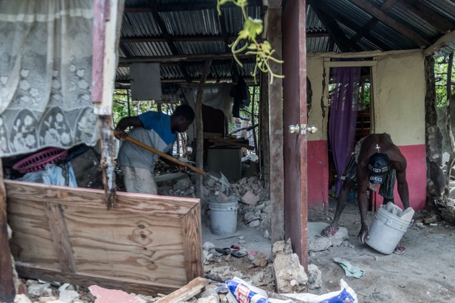 Odstranjevanje posledic potresa.  FOTO: Reginald Louissaint/AFP