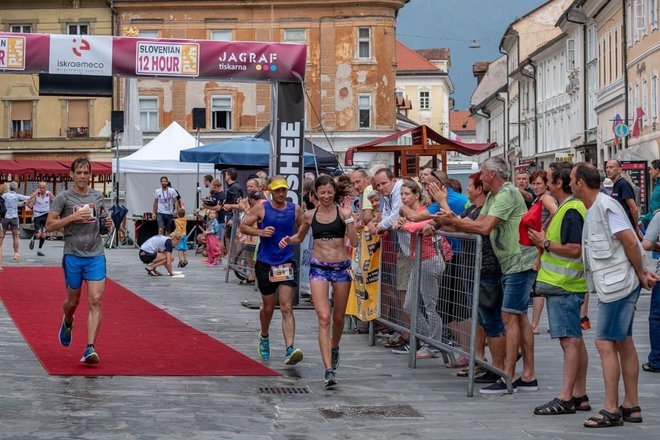 Slovenski 12-urni tek v Kranju je za leto 2021 prejel Srebrno značko Mednarodne zveze ultramaratoncev (IAU - International Association of Ultrarunners) in s tem dobil na veljavi tudi na mednarodni ravni.&nbsp;FOTO: AK Ultramaraton Slovenija