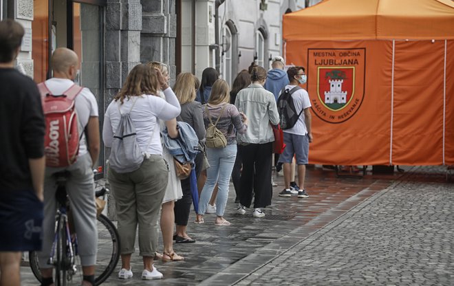 Frekvenca testiranja bo v panogah, kjer je zahtevan PCT, ostala nespremenjena, na sedem dni. FOTO: Blaž Samec/Delo