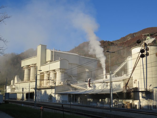 Prebivalci Kresnic so vsak dan izpostavljeni prašenju iz tovarne s pridobljenim okoljevarstvenim dovoljenjem (OVD) agencije za okolje (Arso). FOTO: Bojan Rajšek/Delo