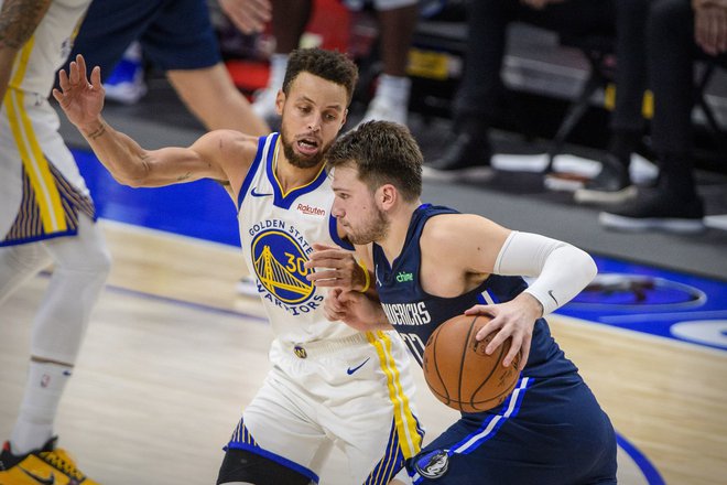 Stephen Curry (levo) bo še naprej zaslužil več kot Luka Dončić. FOTO: Jerome Miron/USA Today Sports