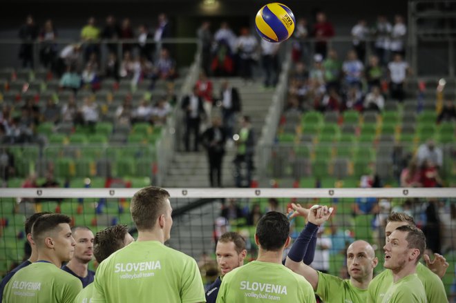 Slovenska moška odbojkarska reprezentanca je tik pred zdajci ostala brez nastopa na močnem turnirju v Ukrajini. FOTO: Uroš Hočevar/Delo