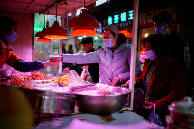 Tržnica v Wuhanu, kjer je bilo prvo žarišče novega koronavirusa. Foto Aly Song/Reuters