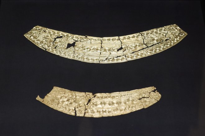 Mojstrsko izdelana našitka iz 13. ali 12. st. pr. n. št., ki so ju našli na obrežju Blejskega jezera, sta najstarejša zlata predmeta, najdena na slovenskem ozemlju. O motiviki, večplastni simboliki sonca in lune, so napisane številne razprave. FOTO: Leon Vidic