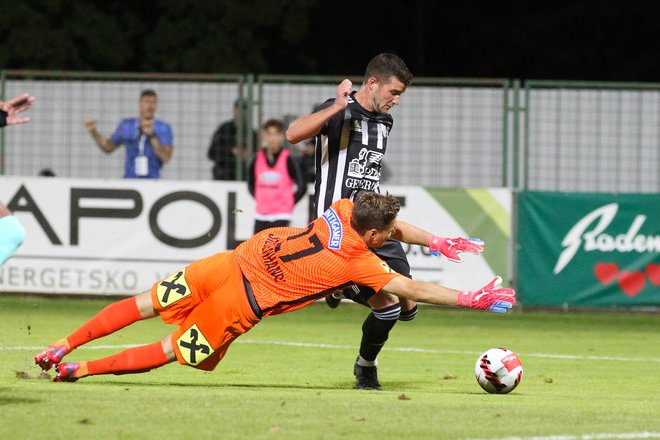 Žiga Škoflek je zabil čudovit gol, drugega mu je preprečil Sturmov vratar Jörg Siebenhandl. FOTO: MP Produkcija/Pigac.si