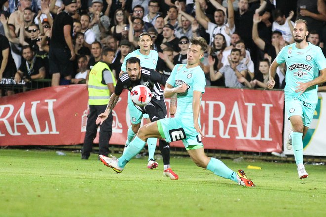 Mitja Lotrič (na fotografiji) je s soigralci do konca tekme pretil s še kakšnim zadetkom v graški mreži. FOTO: Mp Produkcija/pigac.si