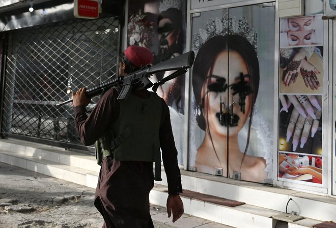 Talibi so preiskali domove še vsaj treh novinarjev, ki delajo za DW. FOTO: Wakil Kohsar/AFP