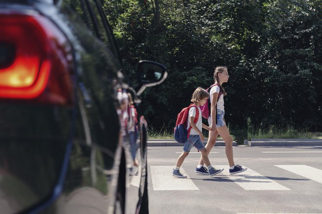 Otroci se bodo kmalu vrnili v šole. Dodatni varnostni ukrepi bodo izboljšali varno prečkanje ceste. FOTO: Getty Images