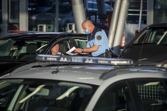 Še pred časom so se na tranzit lahko sklicevali tudi potniki, ki imajo prebivališče v Sloveniji, a so pri tem zaznali tudi prevare, zato ti niso več med izjemami. FOTO: Voranc Vogel/Delo