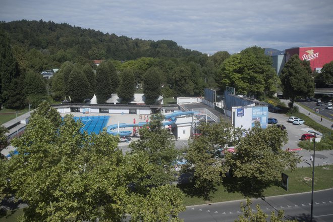 Kopališče Ilirija in Letno telovadišče loči od tivolskega parka dvotirna nadzemna proga. FOTO: Jure Eržen/Delo