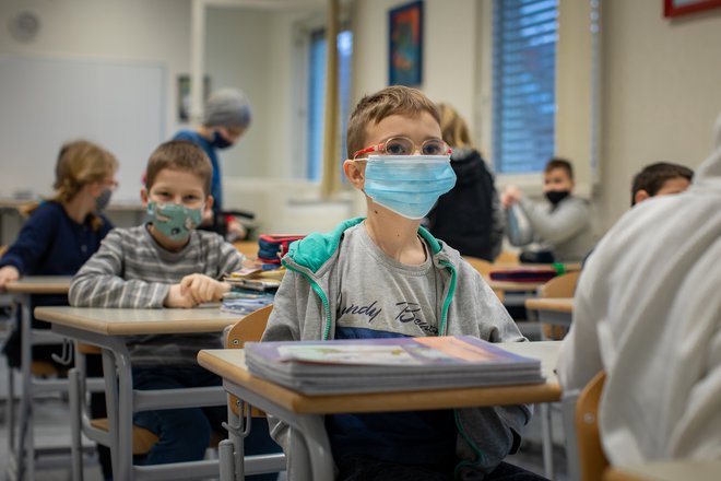 Otroci in dijaki bodo tudi v novem šolskem letu nosili maske. FOTO: Voranc Vogel/Delo