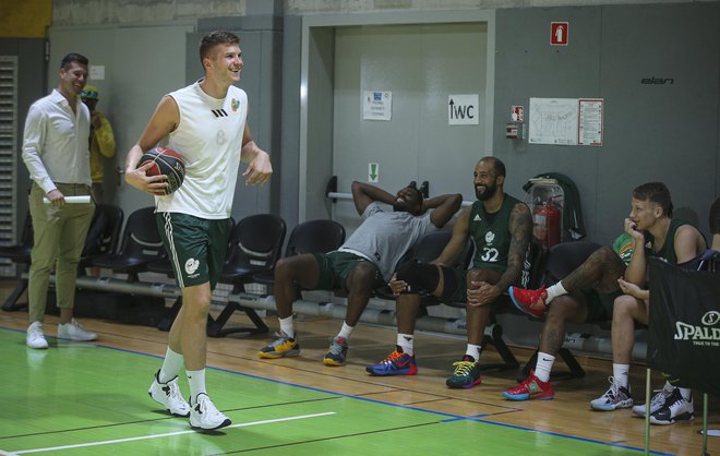 Sani Bečirovič, Edo Murić, Melvin Ejim, Jackie Carmichael, Dan Duščak (z leve) in soigralci so dobro razpoloženi pričakali začetek treninga. FOTO: Jože Suhadolnik/Delo