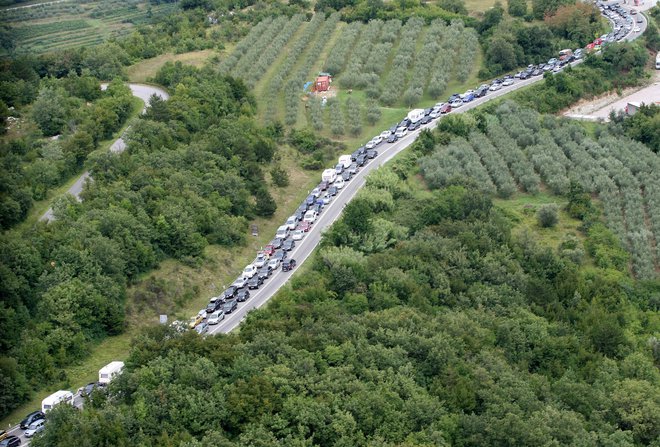 Potem pa se je zalomilo. Podatki o razmerah na hrvaških cestah niso bili zanesljivi ... FOTO: Igor Zaplatil/Delo