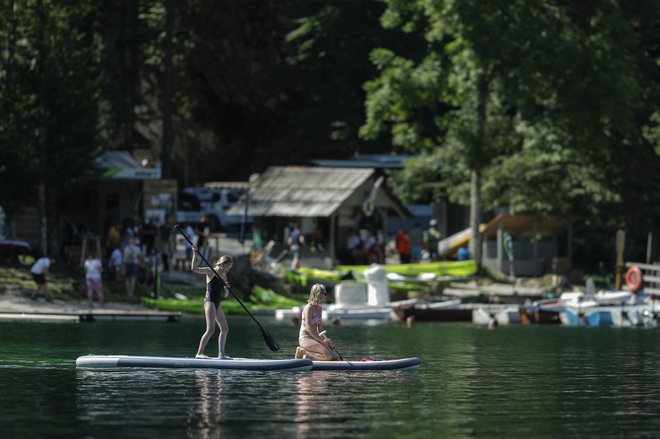 Povečanje števila plovil enodnevnih obiskovalcev je postalo eden ključnih okoljskih in varnostnih izzivov na Bohinjskem jezeru. Foto Uroš Hočevar