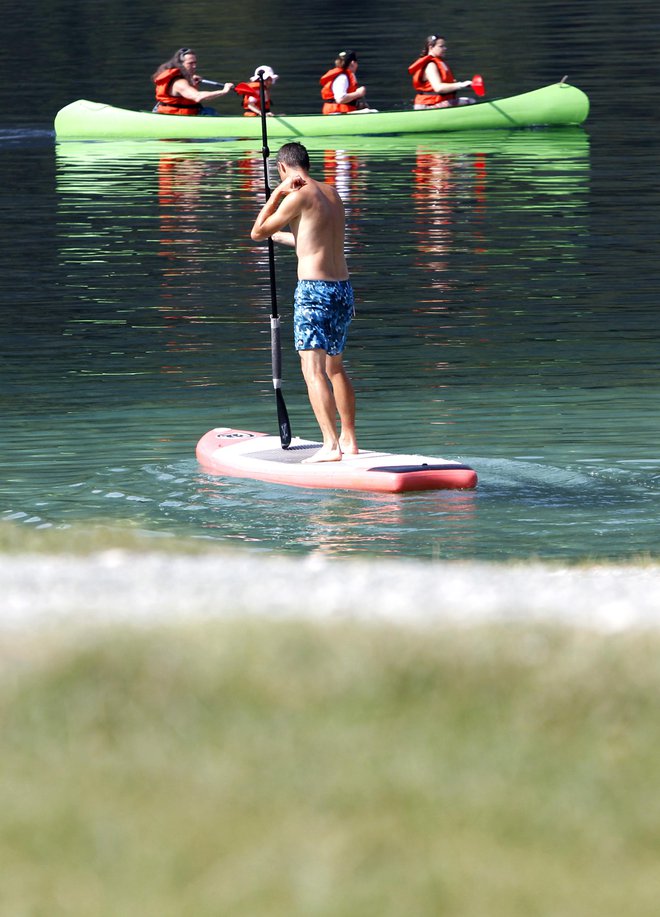 Zaradi varnosti plavalcev se ne sme pluti na območju kopalnih voda.<br />
Foto Roman Šipić