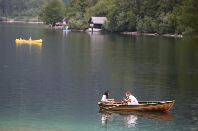Kdor ima kajak, čoln (razen napihljivega do dveh metrov), kanu ali sup, mora kupiti nalepko plovnega režima. Foto Leon Vidic