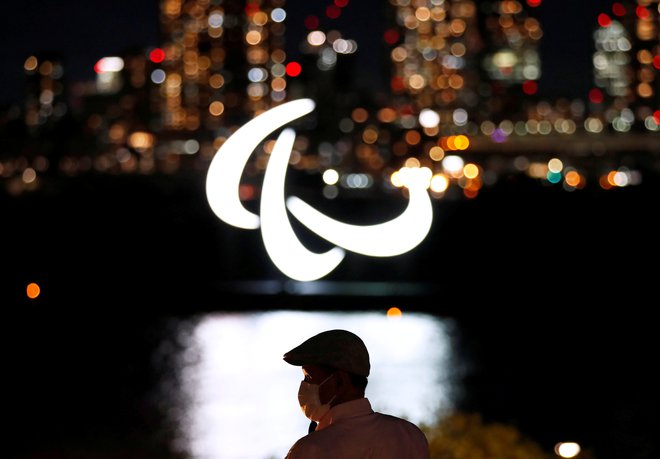 Osvetljena stuktura simbola paralimpijskih iger v parku Odaiba v tokijskem zalivu. FOTO: Issei Kato/Reuters