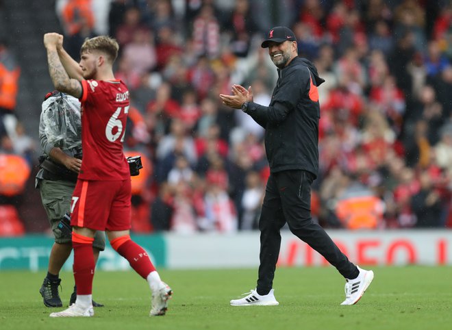 Fotografija, ki pove tisoč besed: Klopp (desno) zaljubljeno gleda proti Elliottu, ki pozdravlja navijače na Anfieldu. FOTO: Russell Cheyne/Reuters