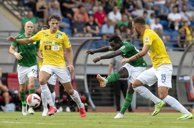 Olimpijin napadalec Aldair Balde je bil krepko v senci Bravovih junakov, dvakratnega podajalca Žana Trontlja in strelca Vanje Drkušića (desno). FOTO: Matej Družnik/Delo