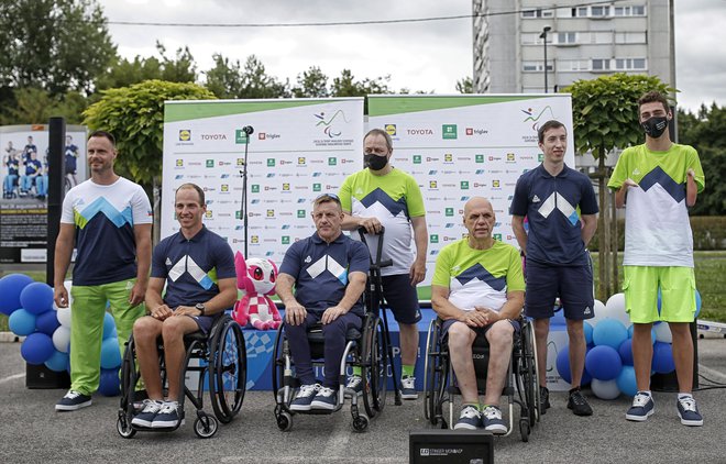 Slovenski športniki invalidi (na fotografiji z leve Dejan Fabčič, Anej Doplihar, Henrik Plank, Franček Gorazd Tiršek, Franc Pinter, Luka Trtnik, Tim Žnidaršič Svenšek) bodo v Tokiu lovili jubilejno 50. kolajno na paralimpijskih igrah. FOTO: Blaž Samec