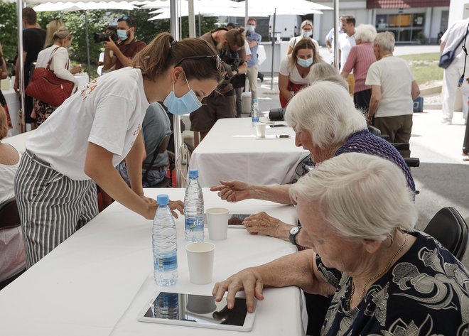 Starejše je treba usposobiti za e-Zdravje, e-Upravo in podobne sisteme, sicer ti velikega dela prebivalstva ne bodo dosegli, opozarjajo v Zdusu. FOTO: Jože Suhadolnik