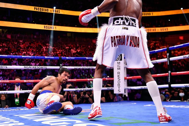 Manny Pacquiao se je med dvobojem znašel celo na tleh. FOTO: Patrick T. Fallon/AFP