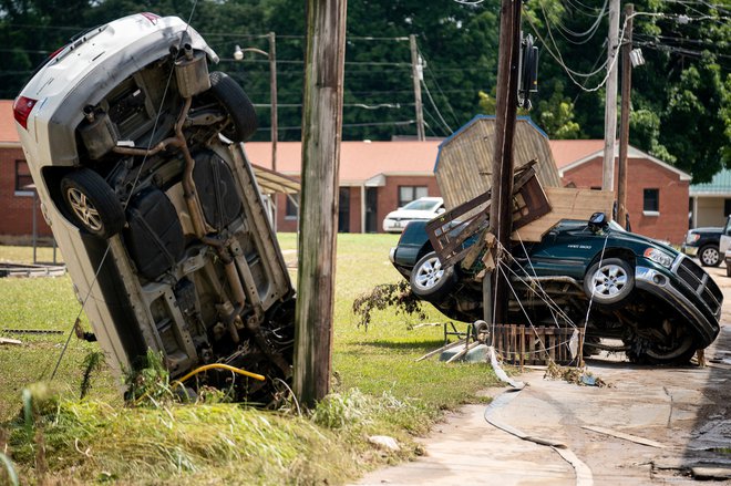 Uničena vozila, ki jih je naplavila voda v mestu Waverly v bližini Nashvilla. FOTO: Andrew Nelles/the Tennessean Via Reuters