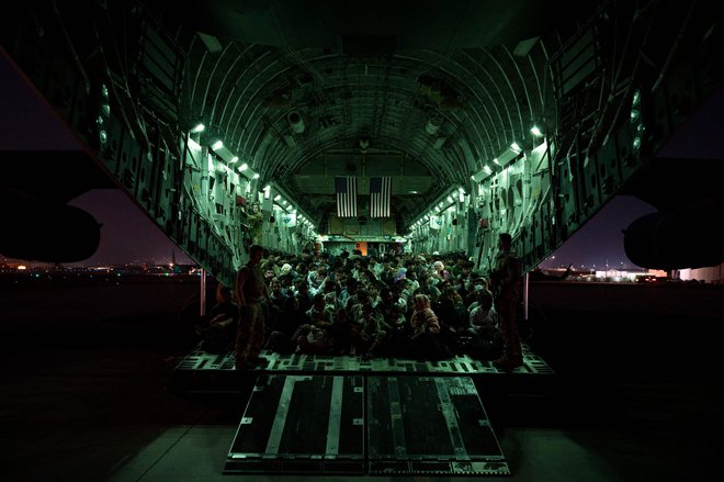 ZDA so v zadnjem tednu z letališča v Kabulu evakuirale skoraj 28.000 ljudi. FOTO: Taylor Crul/Afp