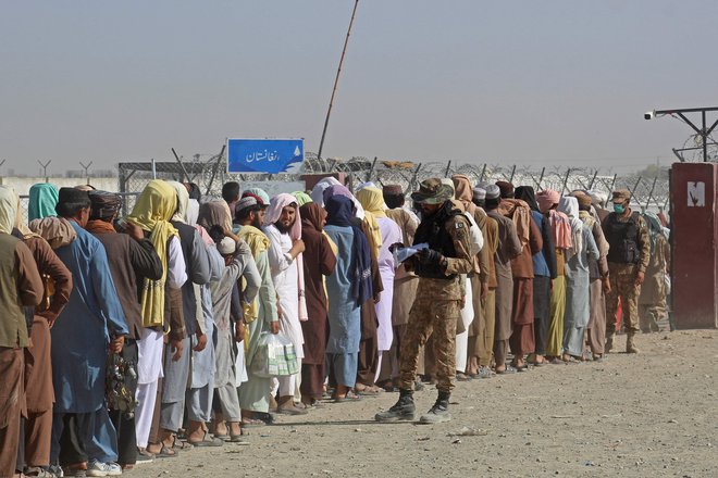 Pakistanski vojaki med preverjanjem dokumentov afganistanskih in pakistanskih državljanov na meji z Afganistanom. Foto: Afp