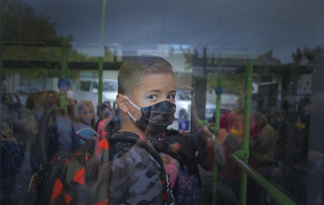 Šolarji naj ob prvih znakih bolezni ostanejo doma, upoštevajo priporočila za higieno rok in kašlja ter nošenje maske. FOTO: Jože Suhadolnik/Delo