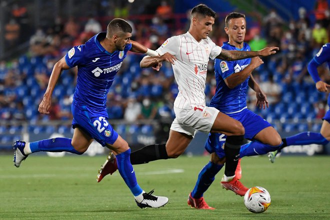 Erik Lamela (v sredini) je na začetku sezone v odlični formi in je proti Getafeju pri zmagi z 1:0 zabil že tretji gol v prvih dveh kolih španskega prvenstva. FOTO: Pierre-philippe Marcou/AFP