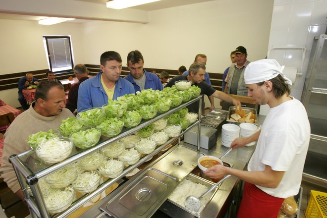 Če podjetje nima (več) delavske menze, naj poskrbi za primerno opremljen prostor, kjer si zaposleni lahko sami v miru pripravijo malico. Foto Igor Modic