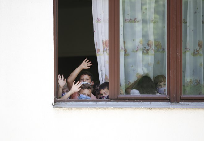 Ob začetku šolskega leta se številnim družinam iztečejo letne pravice za otroški dodatek, subvencije za malice in kosila, državne štipendije ter znižano plačilo vrtca. Foto Matej Družnik