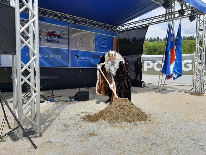 Ne minister, legendarni vojskovodja izpod Pece je zasadil prvo lopato za cesto na Koroškem. FOTO: Mateja Kotnik/Delo