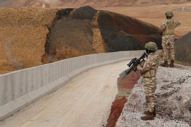 Nov zid na iransko-turški meji je namenjen zaustavitvi afganistanskih beguncev. FOTO: Murad Sezer/Reuters