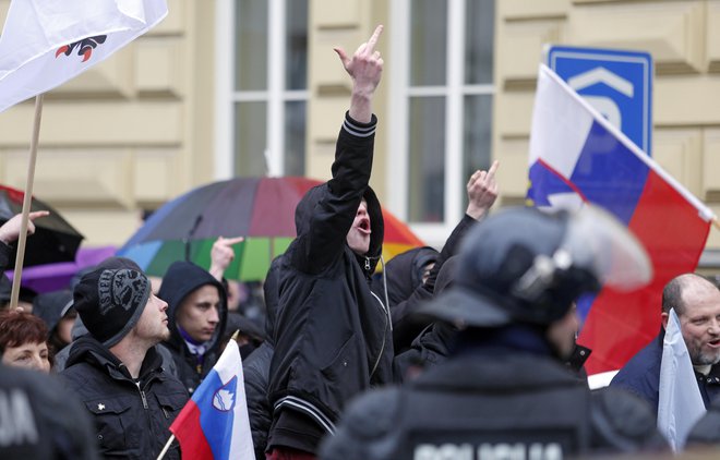 Tudi v Bruslju so zaskrbljeni zaradi krepitve desnega ekstremizma pri nas. FOTO: Matej Družnik/Delo