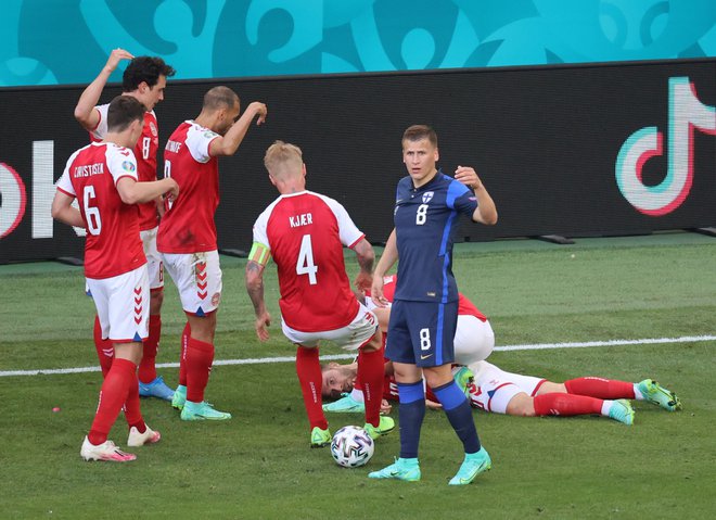 Po grozljivih dogodkih na štadionu Parken so Danci s kapetanom Kjaerjem (št. 4) na čelu nanizali nekaj izjemnih predstav, šele v polfinalu so jih ustavili Angleži. Foto Wolfgang Rattay/Reuters