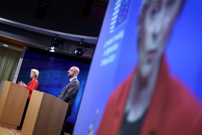 Po mnenju Ursule von der Leyen in Charlesa Michela morajo vse države, ki so sodelovale v Afganistanu, poskrbeti za ljudi, ki so z novim položajem izpostavljeni večjemu tveganju.<br />
FOTO: Kenzo Tribouillard/AFP