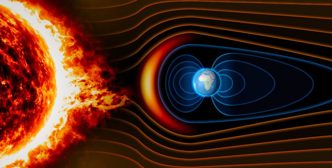 Magnetno polje, ki nastaja v notranjosti Zemlje, se razteza daleč v vesolje in ustvarja ščit, ki planet brani pred nevarnimi delci visokih energij. Foto Shutterstock