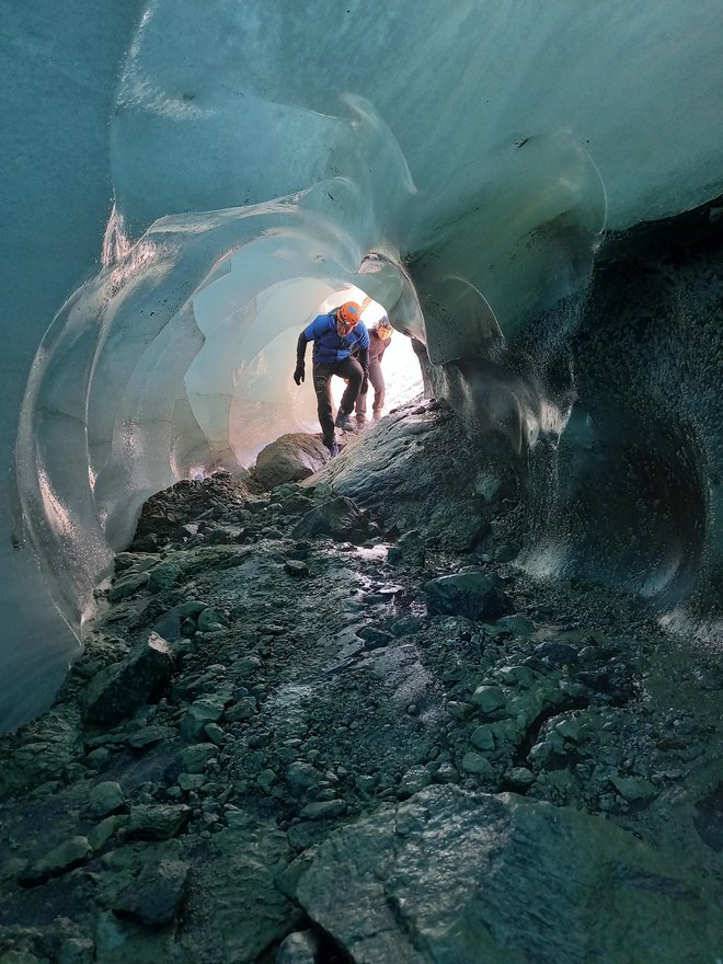 Luca Parmitano in Susanne Mecklenburg v jami na ledeniku Gorner v Švici FOTO: Esa