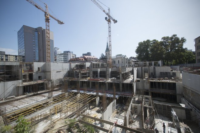 Med gradnjo novih stavb na območju nekdanjega Kolizeja je oviran predvsem promet kolesarjev in pešcev. FOTO: Jure Eržen/Delo