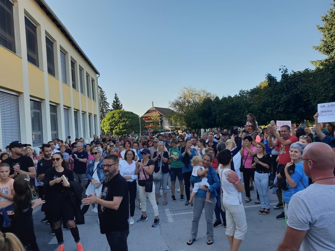 Zbrani pred šolo so člane sveta zavoda pozivali, naj se odločijo v prid ravnatelju, Žureja pa so pozdravili z glasnim vzklikanjem: &raquo;Peter, Peter, Peter!&laquo;&nbsp;FOTO: Špela Kuralt/Delo