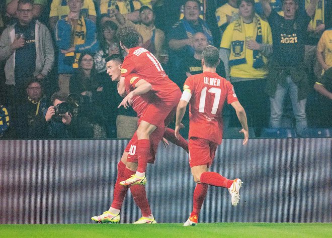 Benjamin Šeško (levo) je bil med najzaslužnejšimi za zmagoslavje Salzburga pri Brøndbyju. FOTO: Claus Bech/AFO