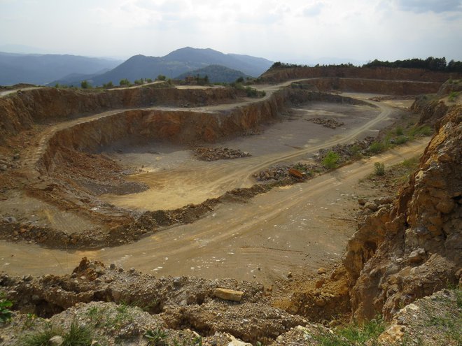 Do leta 2066 bodo iz kamnoloma Ušenišče lahko odpeljali 3,2 milijona kubičnih metrov materiala. FOTO: Bojan Rajšek/Delo