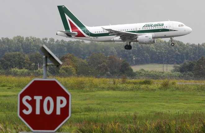 Po več neuspešnih poskusih reševanja se je Rim odločil potegniti črto pod zgodbo z Alitalio. FOTO: Max Rossi/Reuters