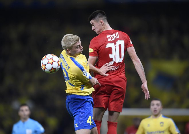 Tobias Borkeelet poskuša ustaviti Šeška na sredinem obračunu v predmestju Københavna. FOTO: FC Red Bull Salzburg/Getty Images